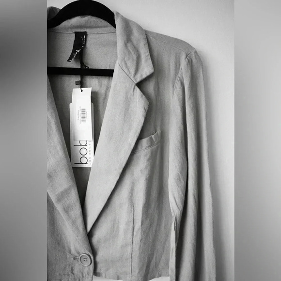 Bobi Cropped Blazer - Picture 3 of 9